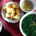 ランチは揚げ豆腐がメイン、青菜のスープは最後にお茶漬けのようにご飯にかける。